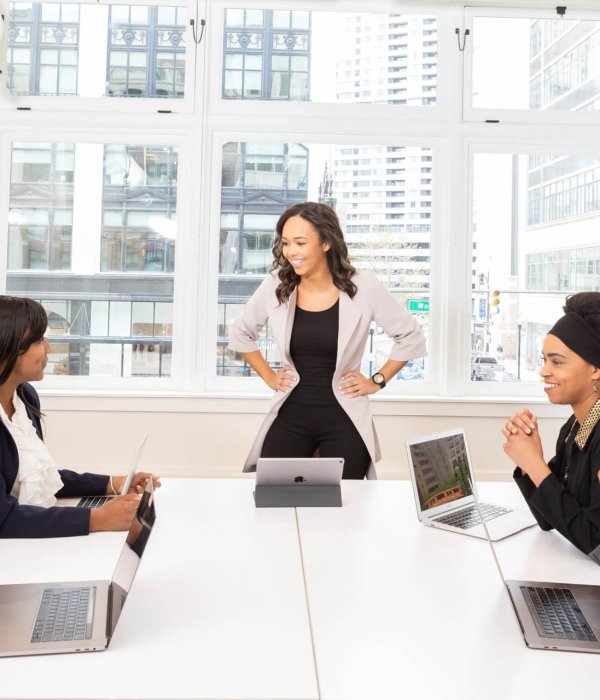 discussion-indoors-laptops-1367276